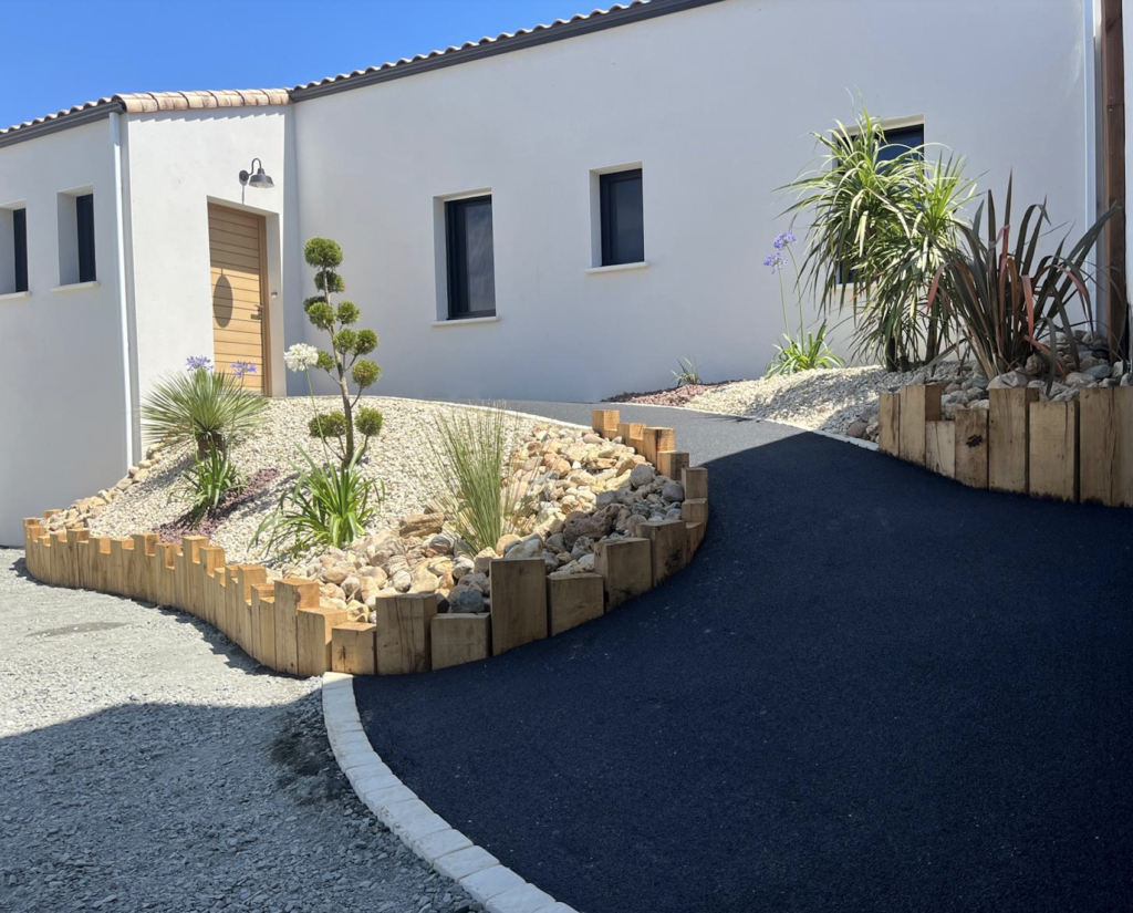 Réalisation d'une entrée de maison individuelle avec massif et allée en enrobé à froid VFE Paysage Niort